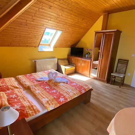 Napsugar Vendeghaz-apartman 招待所