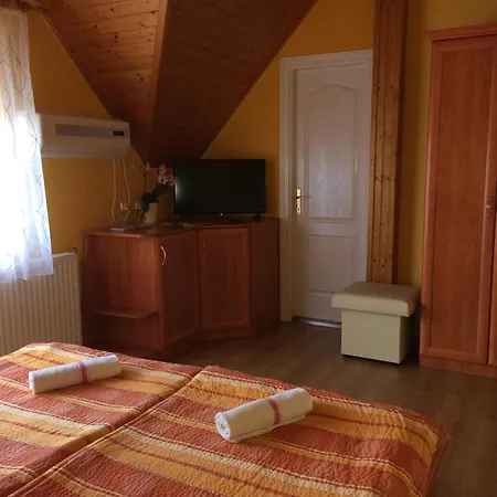 Guest house Napsugar Vendeghaz-apartman *
