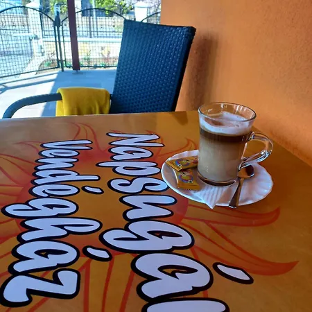 Guest house Napsugar Vendeghaz-apartman *