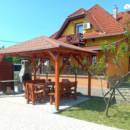 Napsugar Vendeghaz-apartman * Vonyarcvashegy
