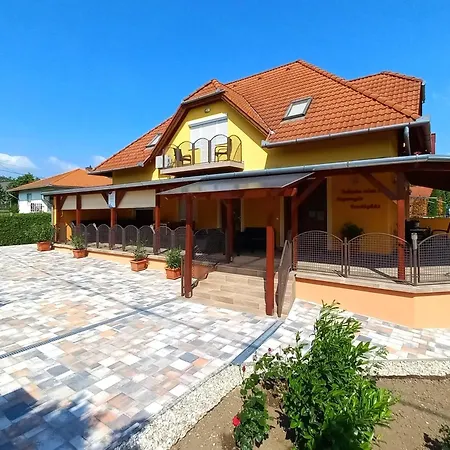 Pensjonat Napsugar Vendeghaz-apartman *