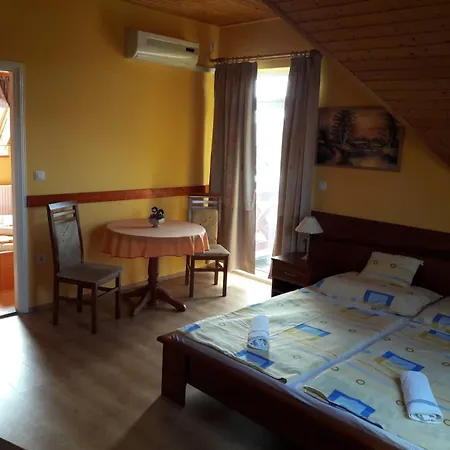 Napsugar Vendeghaz-apartman 招待所 3*