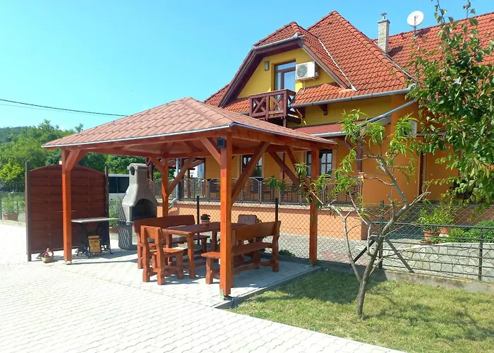 Napsugar Vendeghaz-apartman 3* פוניארצוושהג'